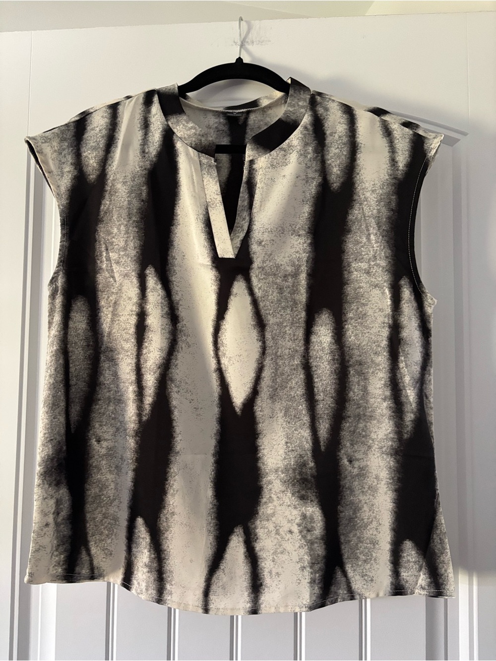 SHEIN Black and Cream Abstract Sleeveless Notch-Neck Blouse